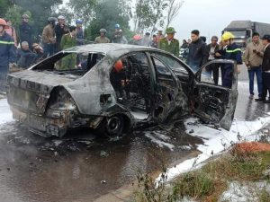 Chiếc xe ô tô cháy rụi chỉ còn trơ khung.