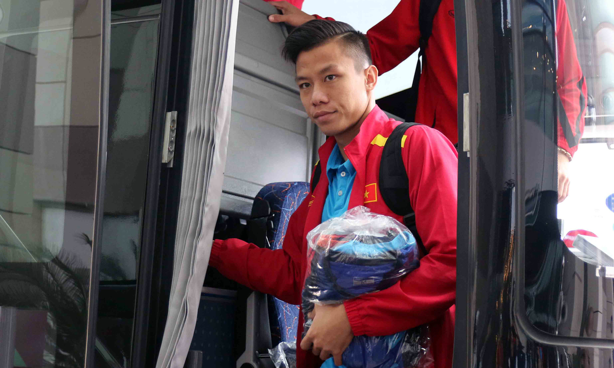 Sau một ngày nghỉ ngơi tại Al Ain và chờ kết quả lượt trận cuối vòng bảng, sáng nay tuyển Việt Nam di chuyển sang Dubai - nơi diễn ra trận đấu với Jordan ở vòng 1/8 - bằng xe buýt. 