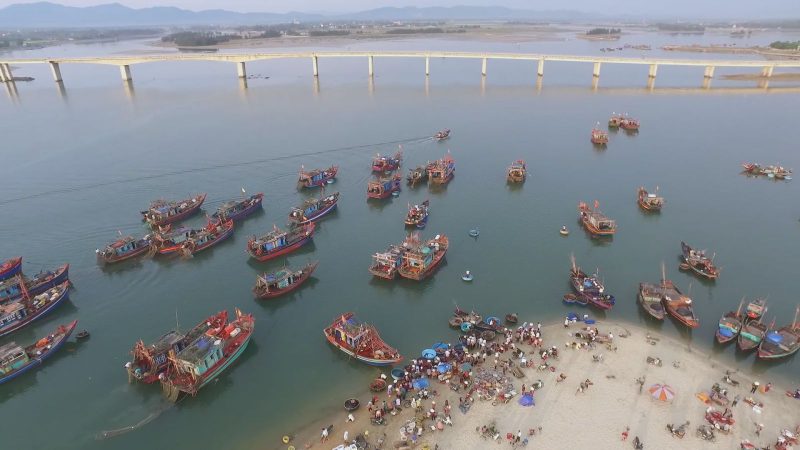 Chợ cá Cồn Gò xã Cẩm Nhượng luôn tập nập tàu thuyền vào ra với nguồn hải sản tươi sống cung cấp cho Khu du lịch biển Thiên Cầm. Ảnh: Hương Thành