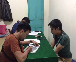 Đối tượng Quỳnh (bên trái) tại cơ quan Công an Đà Nẵng khai chi tiết vụ cướp 40 triệu đồng. Ảnh: Đình Thiên