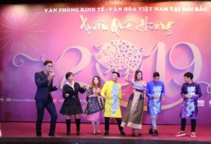 Bà con kiều bào nhiệt tình giao lưu âm nhạc với đoàn ca múa nhạc Thăng Long từ quê nhà sang biểu diễn.