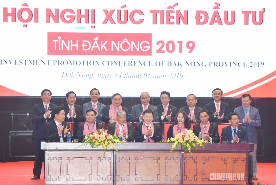 Thủ tướng Chính phủ Nguyễn Xuân Phúc chứng kiến Lễ ký cam kết đầu tư vào tỉnh Đắk Nông. Ảnh: chinhphu.vn