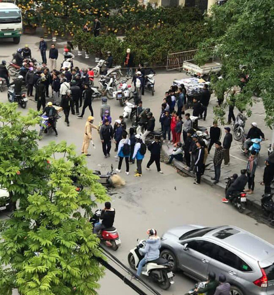 Trước đó, vào trưa cùng ngày 17-1, trên mạng xã hội Facebook chia sẻ nhiều dòng thông tin bất bình về việc lực lượng CSGT Công an TP Thanh Hóa "quăng lưới" bắt người vi phạm giao thông đã quăng lưới trúng 1 chiếc xe đạp điện khiến 2 học sinh ngã ra đường dẫn tới bị thương.  Sau khi thông tin được đăng tải, có rất nhiều lượt chia sẻ, bình luận, trong đó đa số người dân bất bình về thông tin quăng lưới trúng học sinh của lực lượng CSGT TP Thanh Hóa.