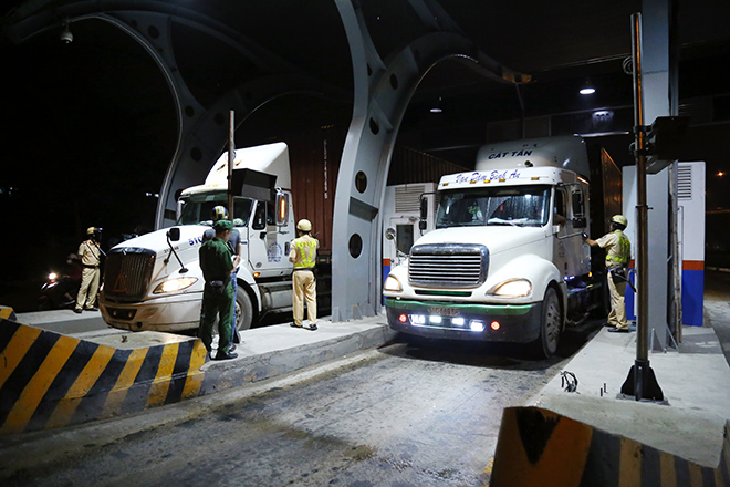 Tất cả các phương tiện như xe khách, taxi, xe ben, xe tải…đều được CSGT Đội Rạch Chiếc đo nồng độ cồn, một số trường hợp nghi vấn bị test ma túy.