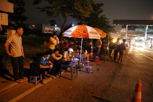 Có trường hợp tài xế uống 2 lon bia từ lúc trưa nhưng đến nửa đêm nồng độ cồn vẫn còn 0,19 mg/lít khí thở đã bị lập biên bản, tước bằng lái 2 tháng.