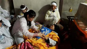 Người mẹ nghèo Hoàng Thị Tám vẫn chưa thể ngồi dậy nỗi sau cú sốc quá lớn. Ảnh: Ngọc Vũ