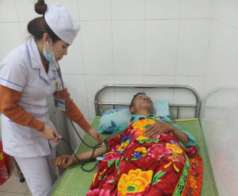 Anh Trần Đại Thắng bị gãy xương sườn, chấn thương vùng đầu đang điều trị tại bệnh viện Đa khoa tỉnh Quảng Trị. Ảnh: N.V