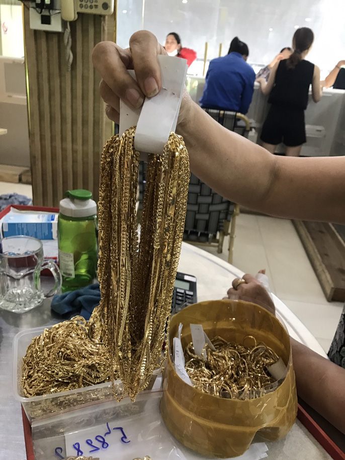 Số vàng tây 2 người dân đem đi bán