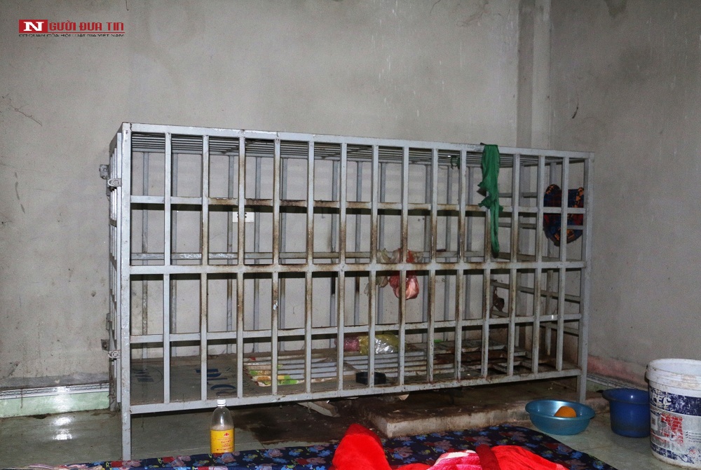 Chiếc lồng sắc được sử dụng như 1 "chuồng cọp" để nhốt ông Năm hơn 3 năm qua.