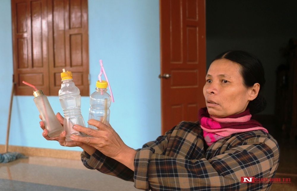 Những chiếc chai bằng nhựa và thủy tinh được bà Nghĩa nói là dụng cụ "đập đá" của chồng mình trước khi bị nhốt vào lồng sắt.