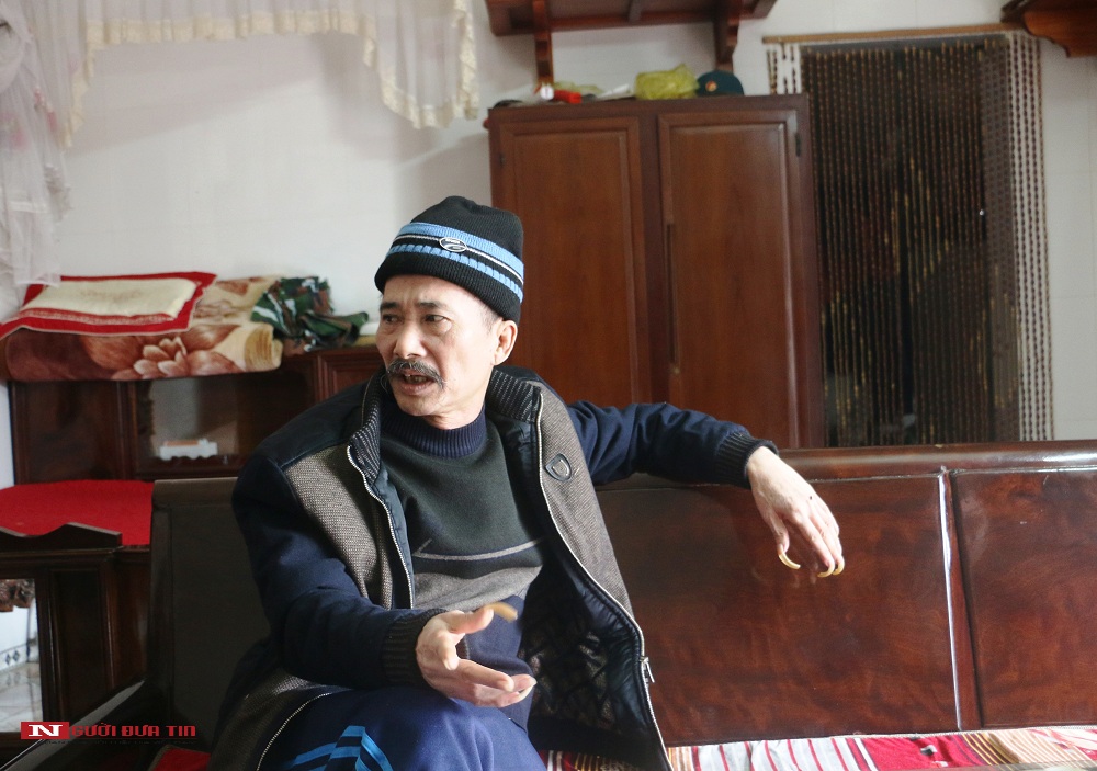 Ông Năm bức xúc trao đổi với PV sau khi được trả tự do.