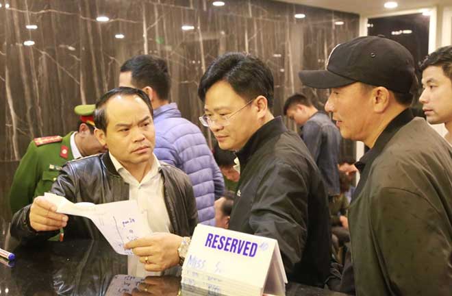 Đại tá Nguyễn Quốc Đoàn, Giám đốc Công an tỉnh Thừa Thiên- Huế (góc trái) trực tiếp chỉ đạo công tác kiểm tra tại quán bar Vegas.