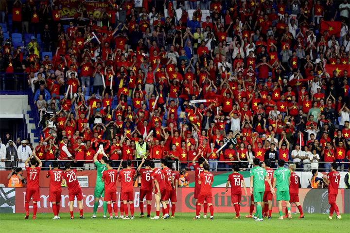 Bóng đá Việt Nam liên tục làm nức lòng người hâm mộ trong vòng một năm qua.