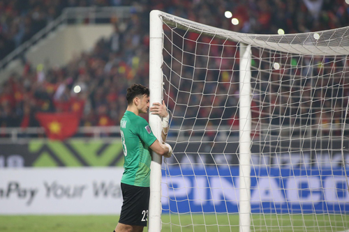 Văn Lâm ôm khung thành khóc sau khi cùng Việt Nam đánh bại Malaysia 1-0 tại Mỹ Đình, lên ngôi vô địch AFF Cup. Ảnh: Lâm Thoả