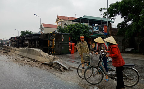 Tài xế khai nhận do buồn ngủ nên xe bị mất lái