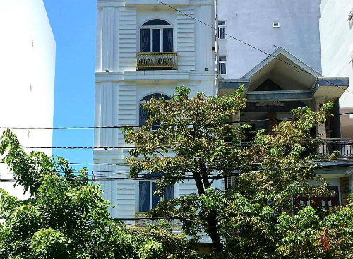 Khách sạn nơi xảy ra sự việc. Ảnh: Nguyễn Đông.