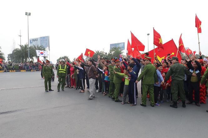 Các cổ động viên lưu luyến trong giây phút ngắn ngủi gặp những người hùng bóng đá Việt Nam