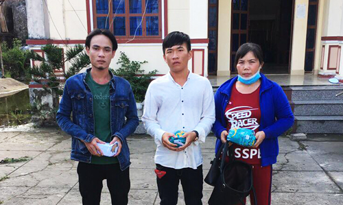 Anh Khang và anh Ca nhận tiền bồi thường oan sai. Ảnh: Tâm Quân