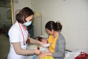 Thời điểm này, Bệnh viện Sản Nhi Nghệ An đang điều trị cho 66 trẻ mắc sởi. Ảnh: Thành Chung