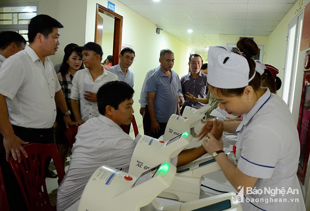 Sở GTVT Nghệ An tổ chức khám sức khỏe cho các lái xe. Ảnh: Lê Thanh