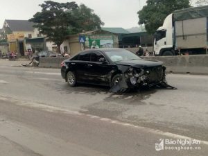 Phần đầu chiếc xe ô tô con bị hư hỏng nặng. Ảnh: Hồng Hải