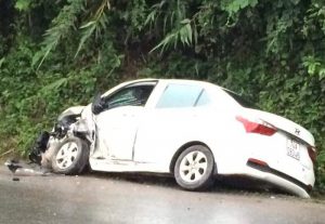 Xe ôtô bị hỏng nặng sau khi va chạm với xe ôtô đầu kéo. Ảnh: HT.