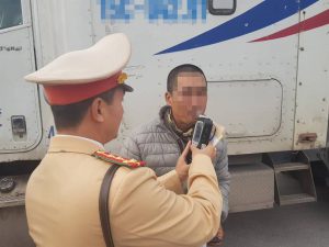 CSGT kiểm tra nồng độ cồn của tài xế. Ảnh: Nhị Tiến