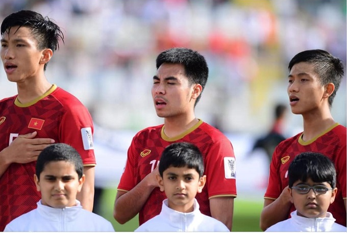 Đức Huy cùng đồng đội trong nghi thức chào cờ đầu trận Việt Nam - Iran tại Asian Cup.