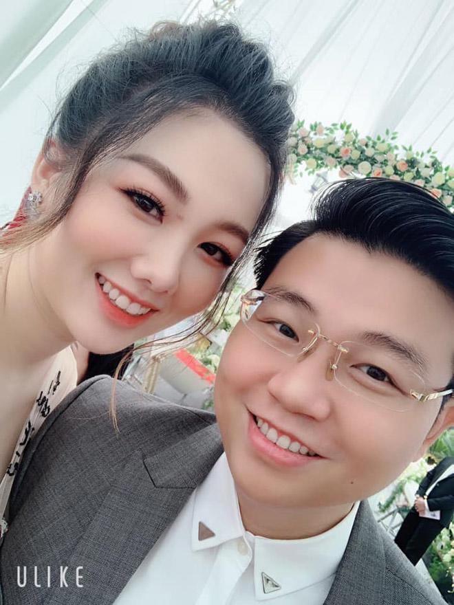 Vợ chồng Thu Thủy chụp hình trong đám cưới của em gái Thu Hương.