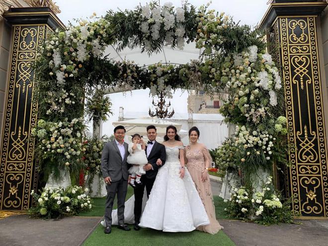 Đám cưới của chị gái Thu Hương cũng “gây bão” MXH khi tổ chức lễ rước dâu bằng máy bay.