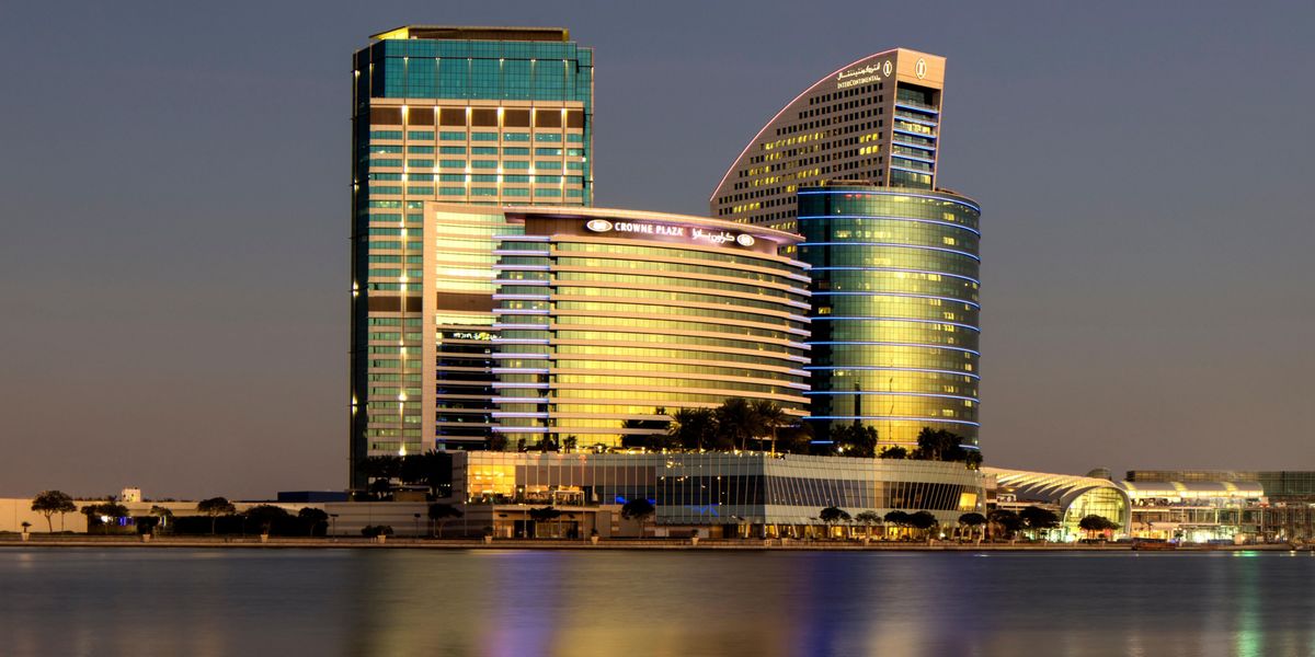 Khách sạn Crowne Plaza thuộc khu tổ hợp dịch vụ sang trọng của thành phố Dubai. Nó nằm cách sân vận động Al Maktoum chỉ khoảng 8 km. 
