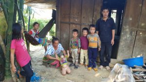 Không có điện, đời sống người dân ở thôn Phú Vinh gặp nhiều khó khăn.