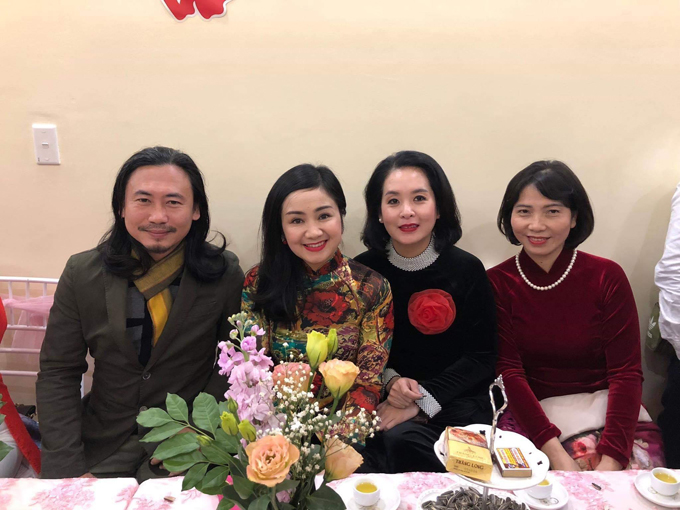 NSƯT Thu Hà (thứ hai từ trái sang) diện áo dài cùng các đồng nghiệp dự ngày hạnh phúc của Trung Hiếu. 