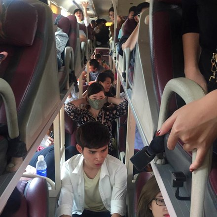 Nhồi nhét, chở quá số người quy định bị phạt tối đa 40 triệu đồng. Ảnh: Tiền Phong