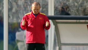 Ông Park thường có thói quen cầu nguyện trước khi chuẩn bị cho một trận đấu mới. Ảnh: Văn Lộc.