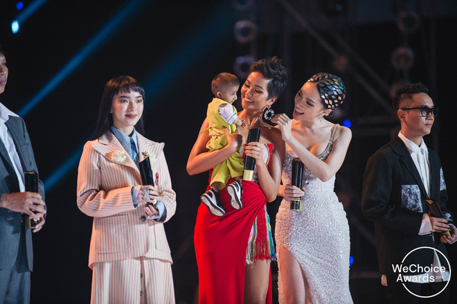 H'Hen Niê bế trên tay bé Đinh Văn K'rể trên sân khấu của WeChoice Awards 2018.