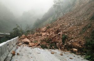 Sạt lở nặng tại đoạn đường Eo Cô Gái, cách cửa khẩu quốc tế Cầu Treo 3km.