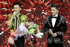 Đàm Vĩnh Hưng giúp đàn em từ khâu tổ chức show diễn, mời đồng nghiệp đến sắp xếp các tiết mục. Trên sân khấu, Dương Triệu Vũ gửi lời cảm ơn: "Hiểu tôi nhất, ngoài anh Bốn Hoài Linh ra, chỉ có anh Đàm Vĩnh Hưng".