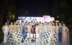 Các thí sinh chụp ảnh lưu niệm cùng CEO GHB Corporation Ngọc Trinh, Chủ tịch MLi Việt Nam Stella Chang, Chủ tịch VietBeauty Media Ông Andy Nguyen