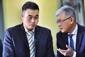 Đại diện Grab (bên trái, người Singapore) và luật sư tại tòa. Ảnh: Hữu Khoa.