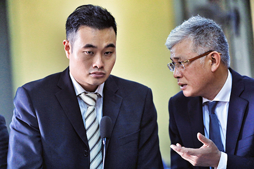 Đại diện Grab (bên trái, người Singapore) và luật sư tại tòa. Ảnh: Hữu Khoa.