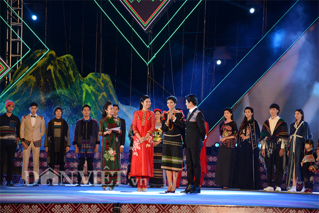 Đêm khai mạc có sự góp mặt của Hoa hậu Ngọc Hân và H'Hen Niê.