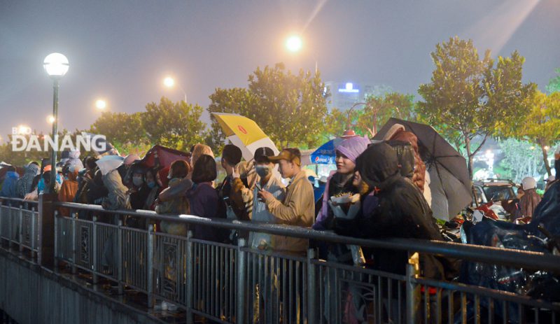 Thời tiết không thuận lợi nhưng người dân và du khách vẫn có mặt hai bên bờ sông Hàn để theo dõi màn pháo hoa mừng kỷ niệm 22 năm thành phố Đà Nẵng trực thuộc Trung ương.