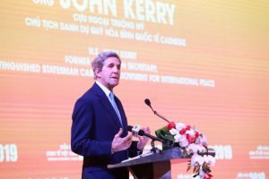 Cựu ngoại trưởng Mỹ John Kerry phát biểu tại Diễn đàn kinh tế Việt Nam
