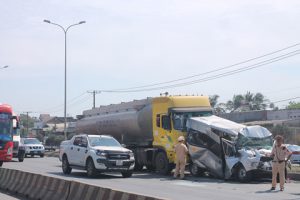 Ô tô 16 chỗ bẹp dúm sau tai nạn ẢNH: LÊ LÂM