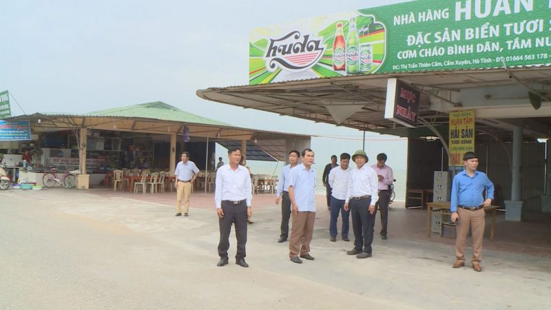 Lãnh đạo huyện Cẩm Xuyên kiểm tra công tác chỉnh trang ở Khu du lịch Biển Thiên Cầm.