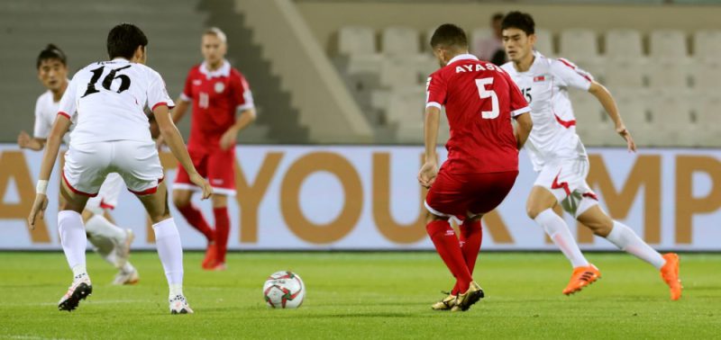 Lebanon (áo đỏ) kém Việt Nam ở chỉ số fair-play.