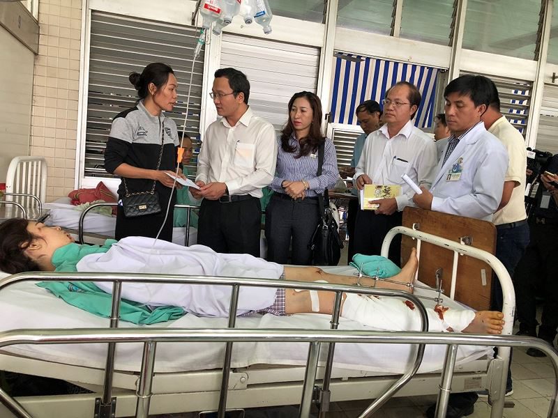 Ông Khuất Việt Hùng thay mặt UB ATGT Quốc gia thăm hỏi các nạn nhân trong vụ tai nạn