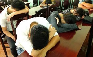 Nhiều thanh niên dương tính với ma túy bị đưa về trụ sở cảnh sát. Ảnh: Thái Hà.