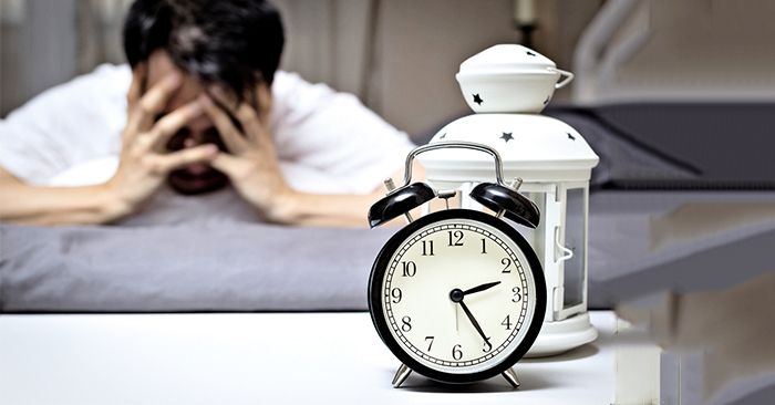 Đông y cho rằng có thể do “vị bất hòa, tắc họa bất an” (dạ dày không tốt nên nằm không yên”; hay “hư lao hư phiền, bất đắc miên” (lao lực phiền muộn nên ngủ không ngon). Bệnh liên quan tới Tâm, Can, Tỳ, Thận. (Ảnh: hk.epochtimes.com)